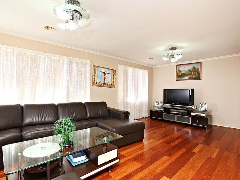 12 Wood Grove, Burnside - Thumbnail 4