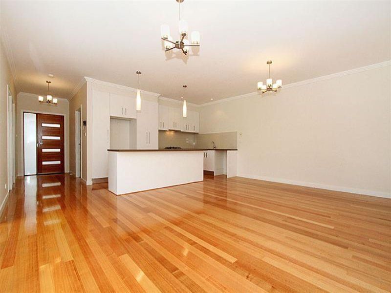STUNNING MODERN UNIT!