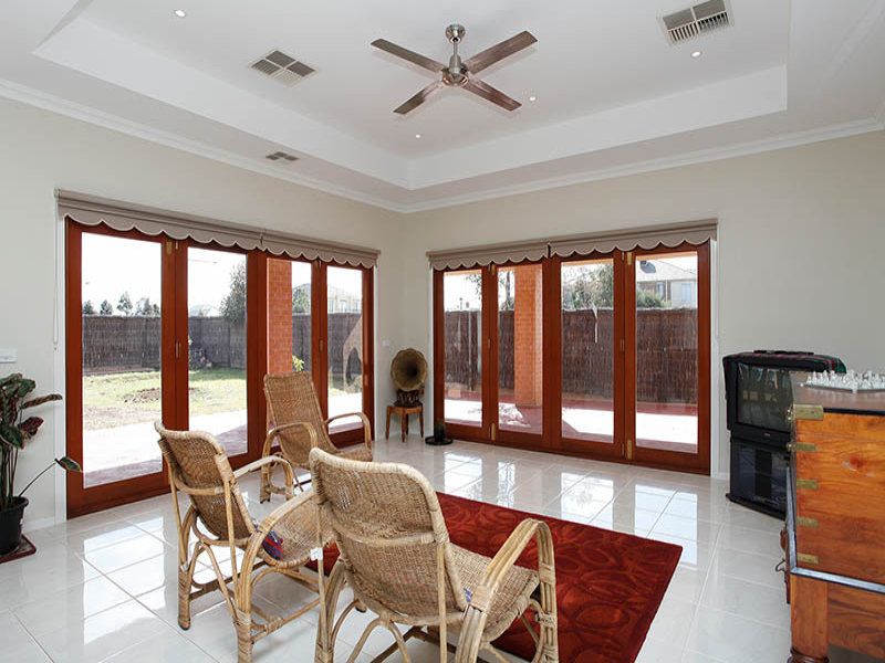 11 Lake Logan Way, Caroline Springs - Thumbnail 5