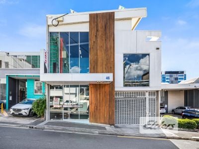 ULTRA MODERN FREESTANDING OFFICE!