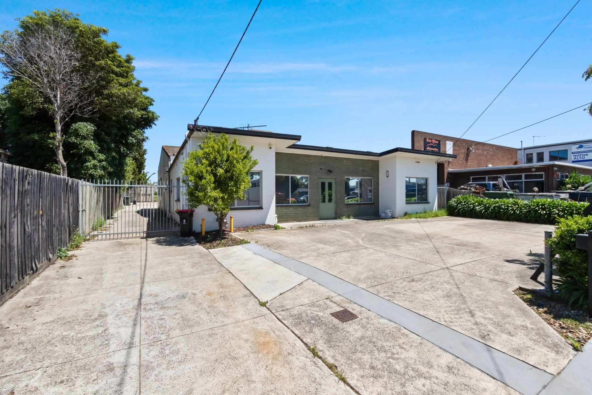 Perfect Blend of Office, Warehouse and Yard!