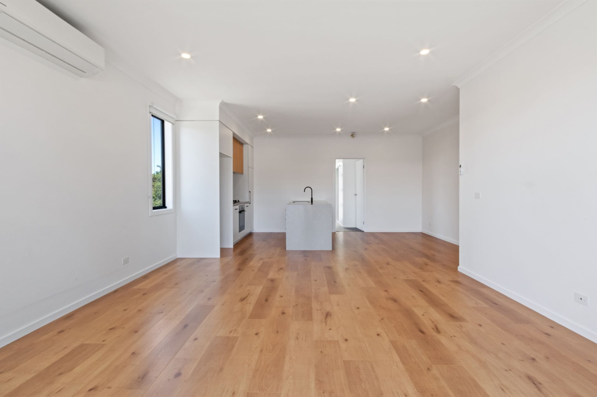 Near New Townhouse with Rooftop Terrace