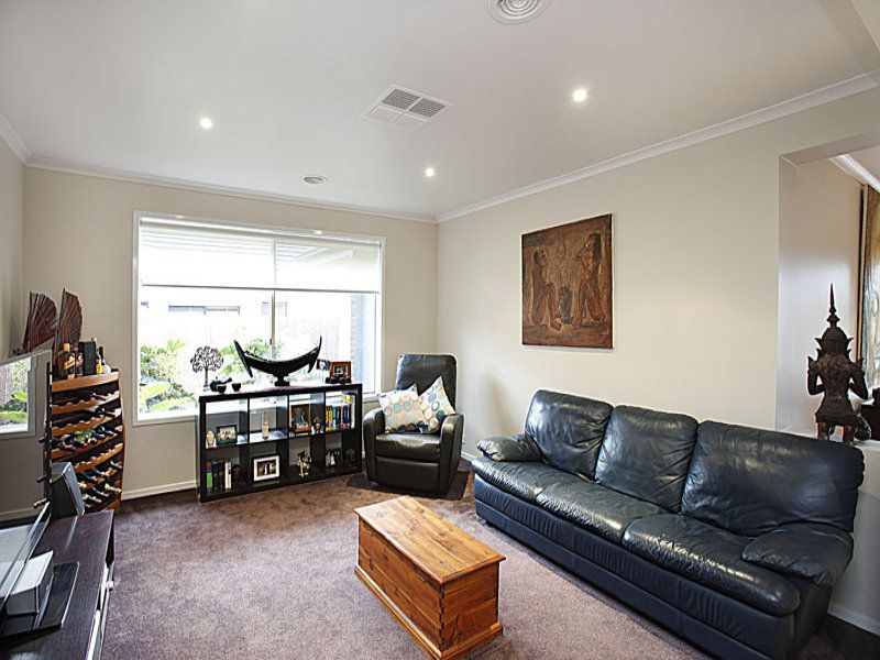 16 Whitlam Green