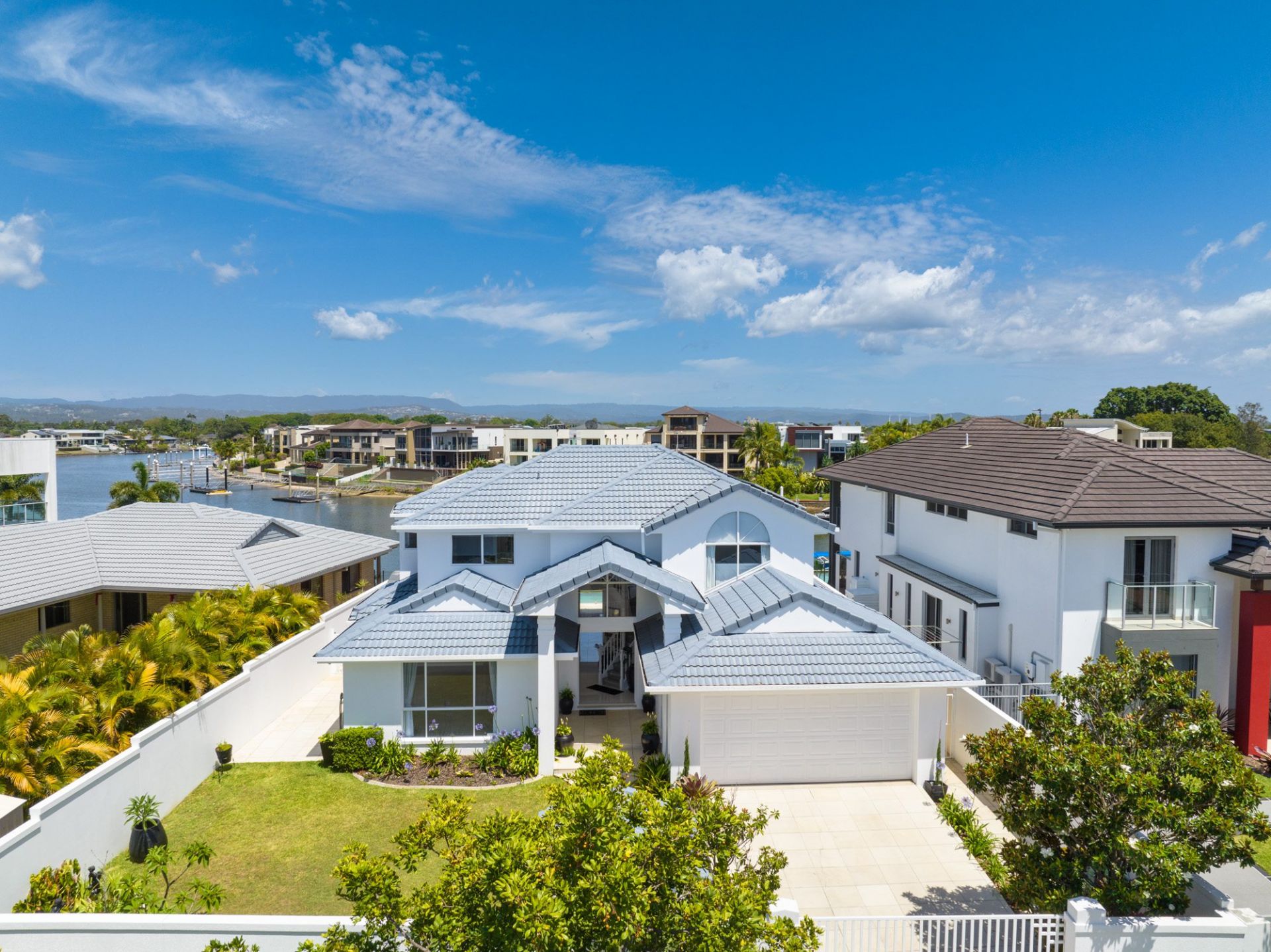 $ 2,300,000, Broadbeach Waters - Image 1