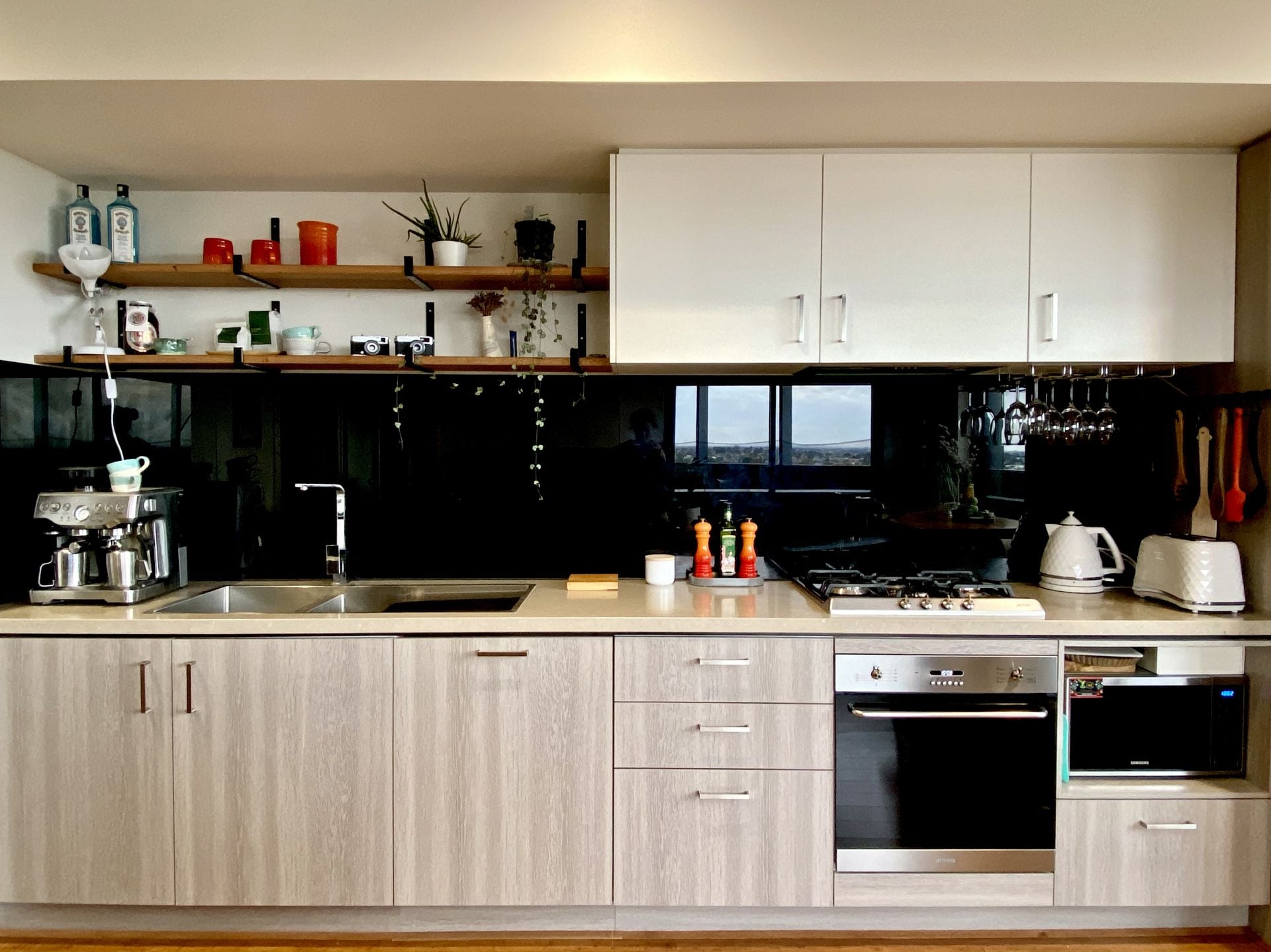 2 bedrooms, Study & City Views !!