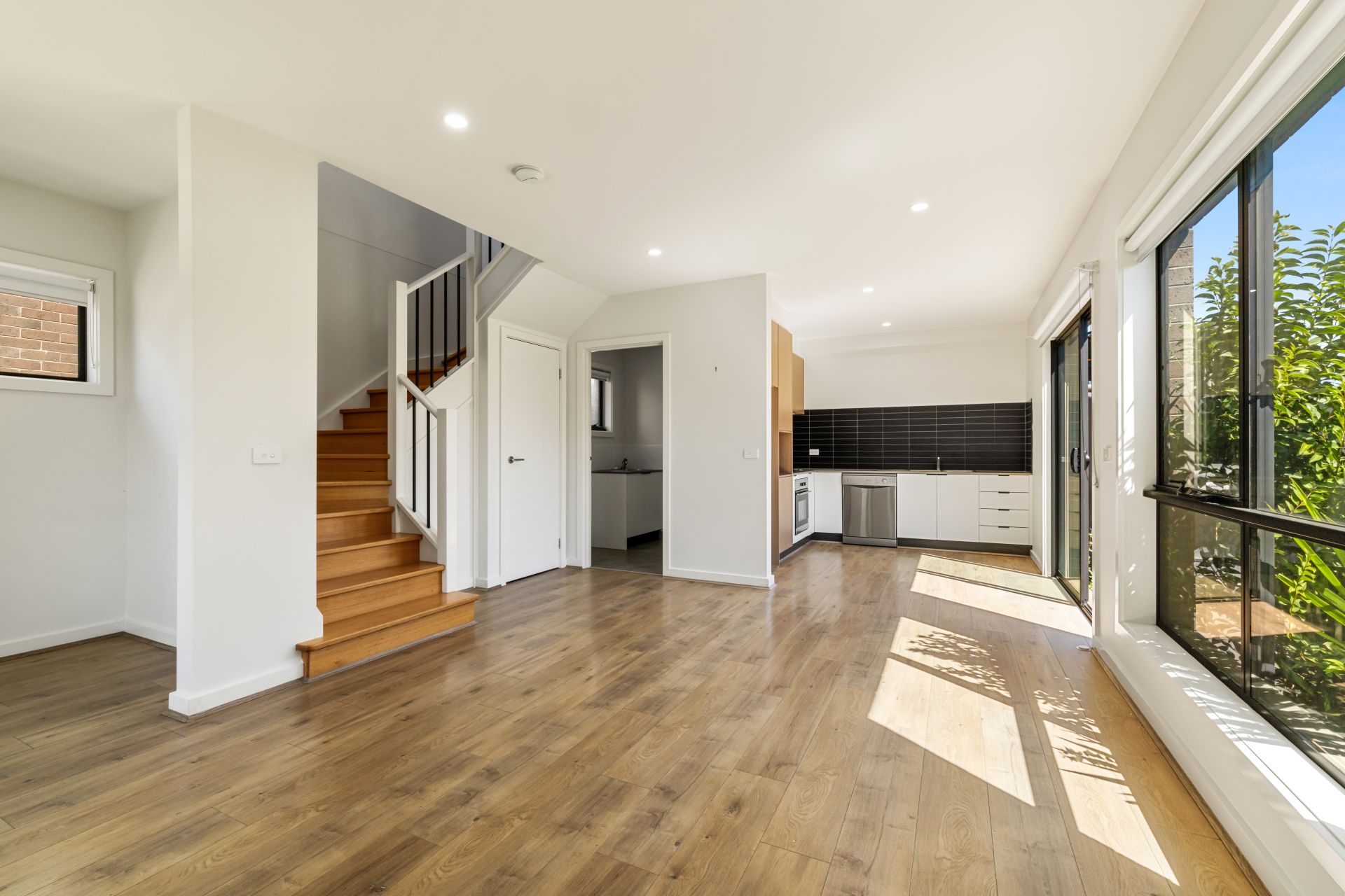 Stylish 2-Bedroom Townhouse in the Heart of Reservoir!