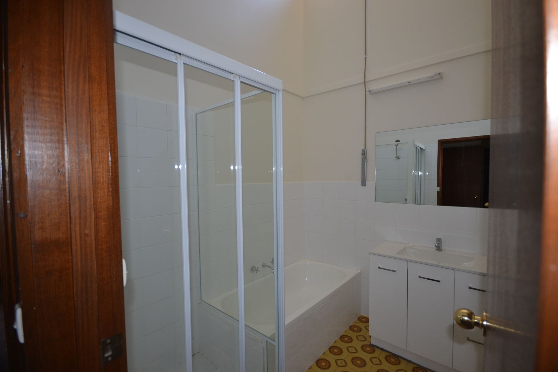 LARGE THREE BEDROOM RENOVATED UNIT IN GREAT LOCATION