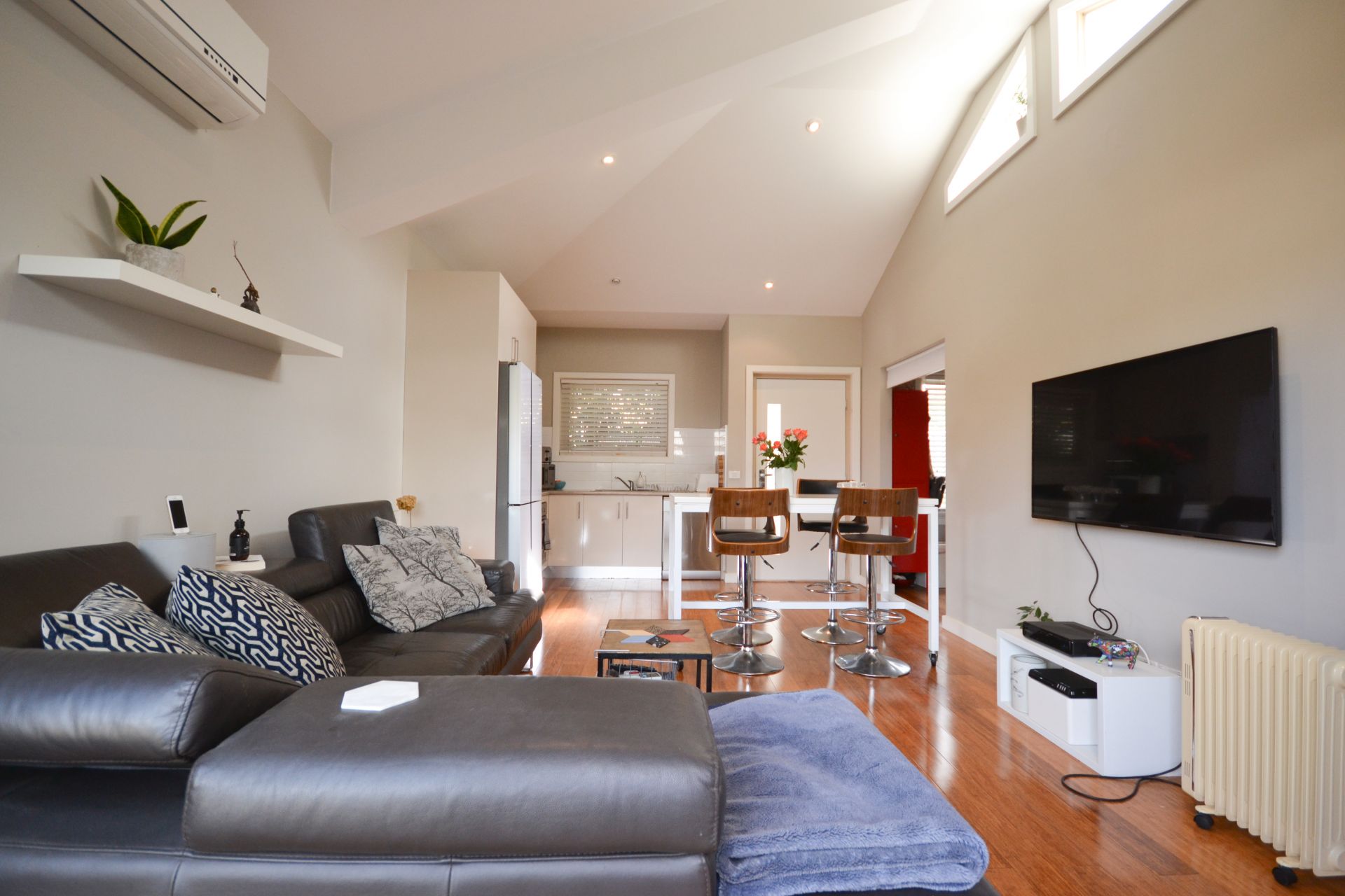SIMPLY DELIGHTFUL - 1 BEDROOM, PLUS STUDY