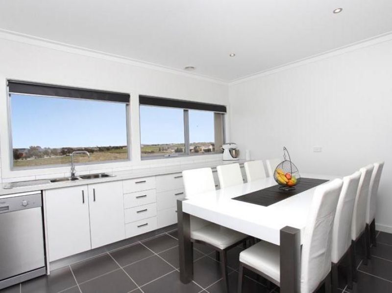 5/69-77 Lancefield Drive, Caroline Springs - Thumbnail 3