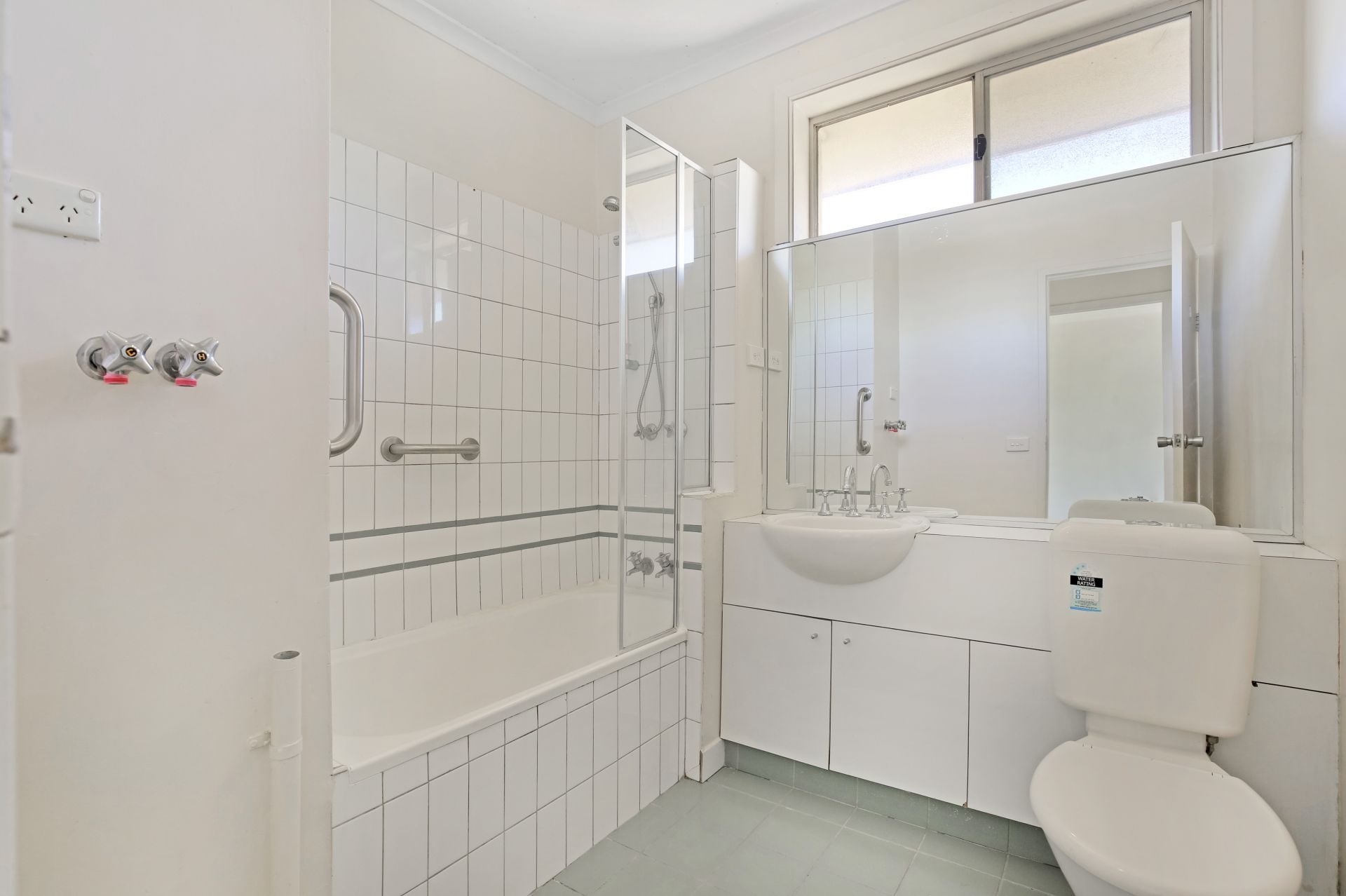 SPACIOUS APARTMENT IN A PERFECT LOCATION!