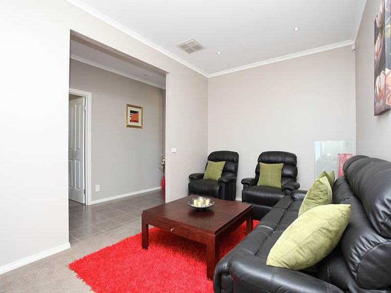 1 Hascombe Drive, Caroline Springs - Thumbnail 4