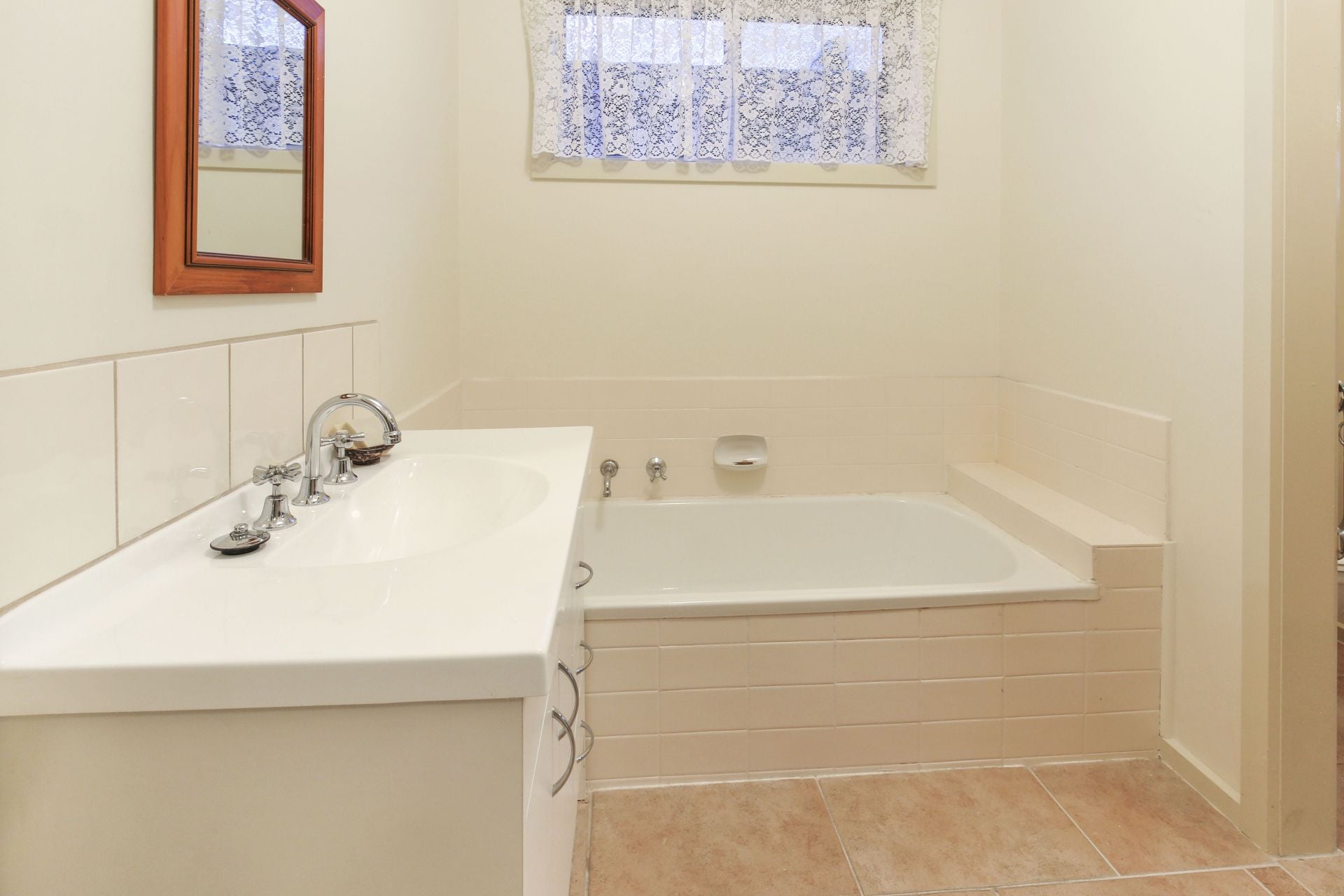 LOVELY RENOVATED FAMILY HOME IN A QUIET COURT