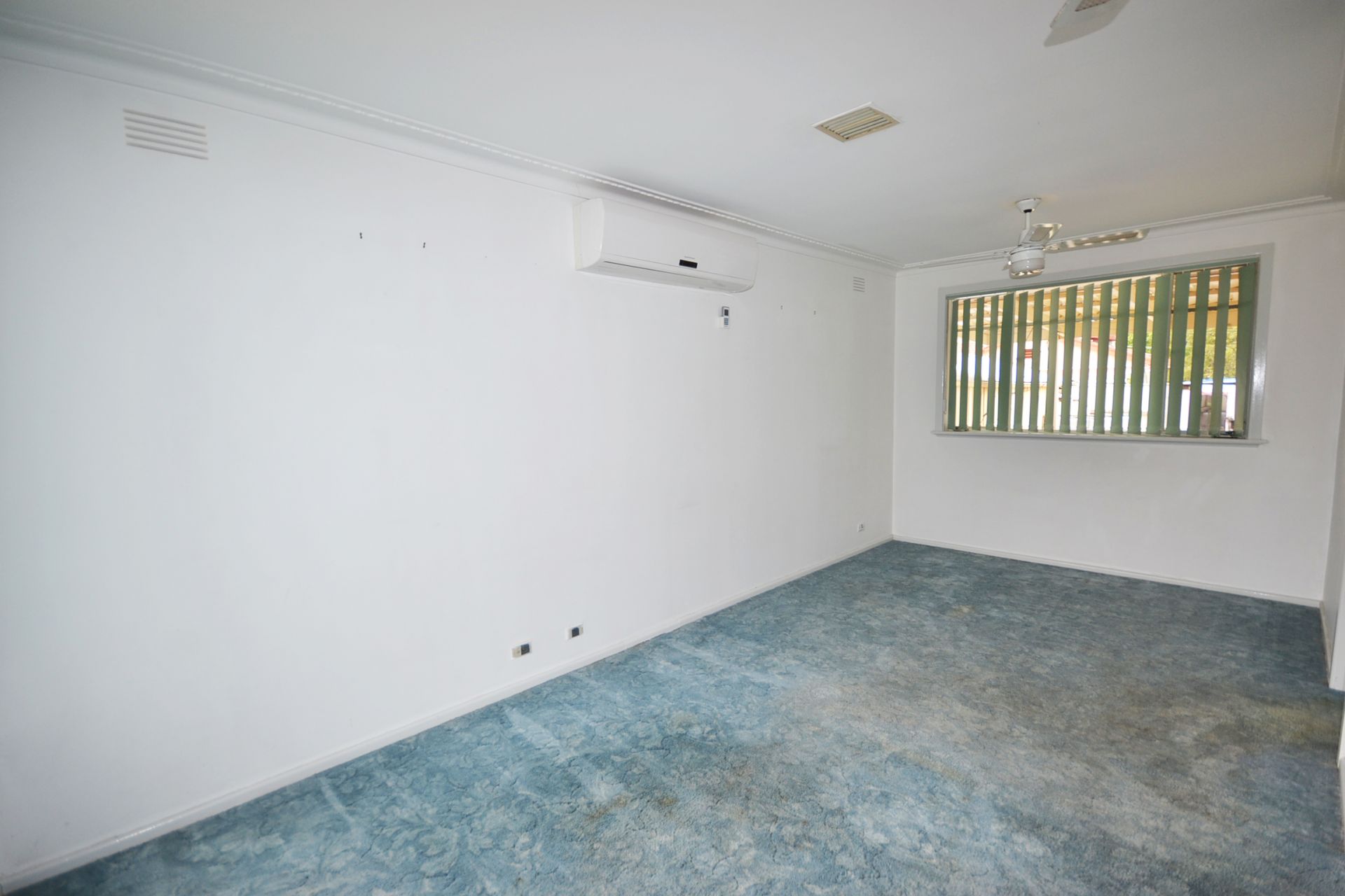 CLEAN AND TIDY 3 BEDROOM HOUSE