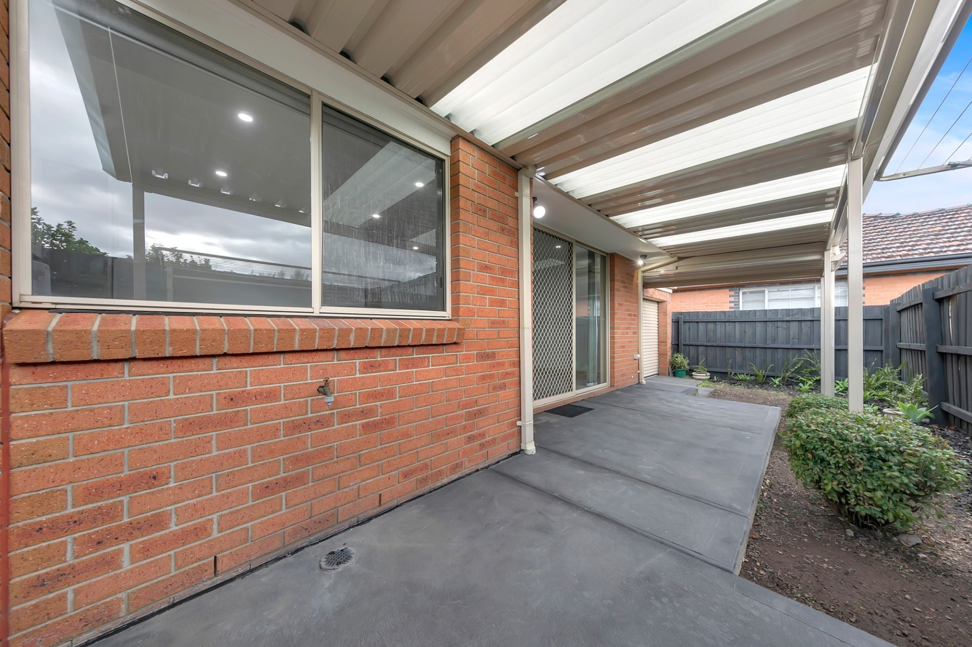 Beautifully Presented 2-Bedroom Home in Thomastown!