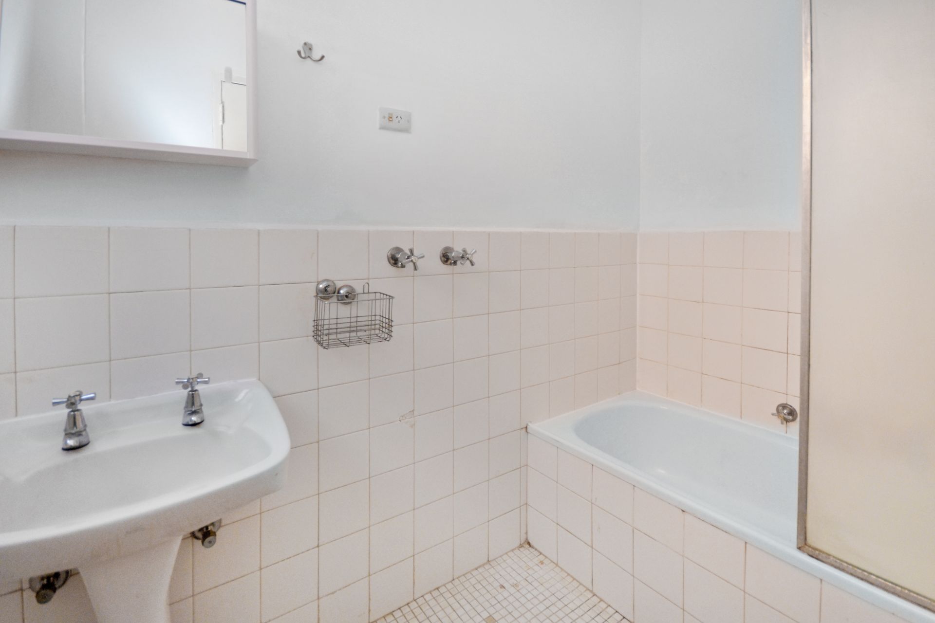 COSY AND CONVENIENTLY LOCATED