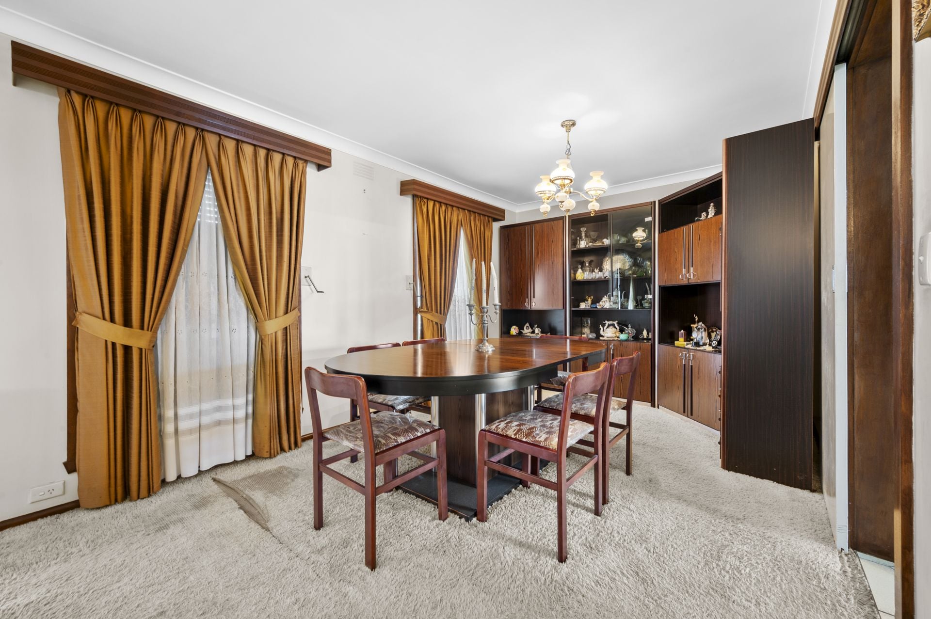 SUBSTANTIAL FAMILY HOME - 4 BEDROOMS, 2 BATHROOMS