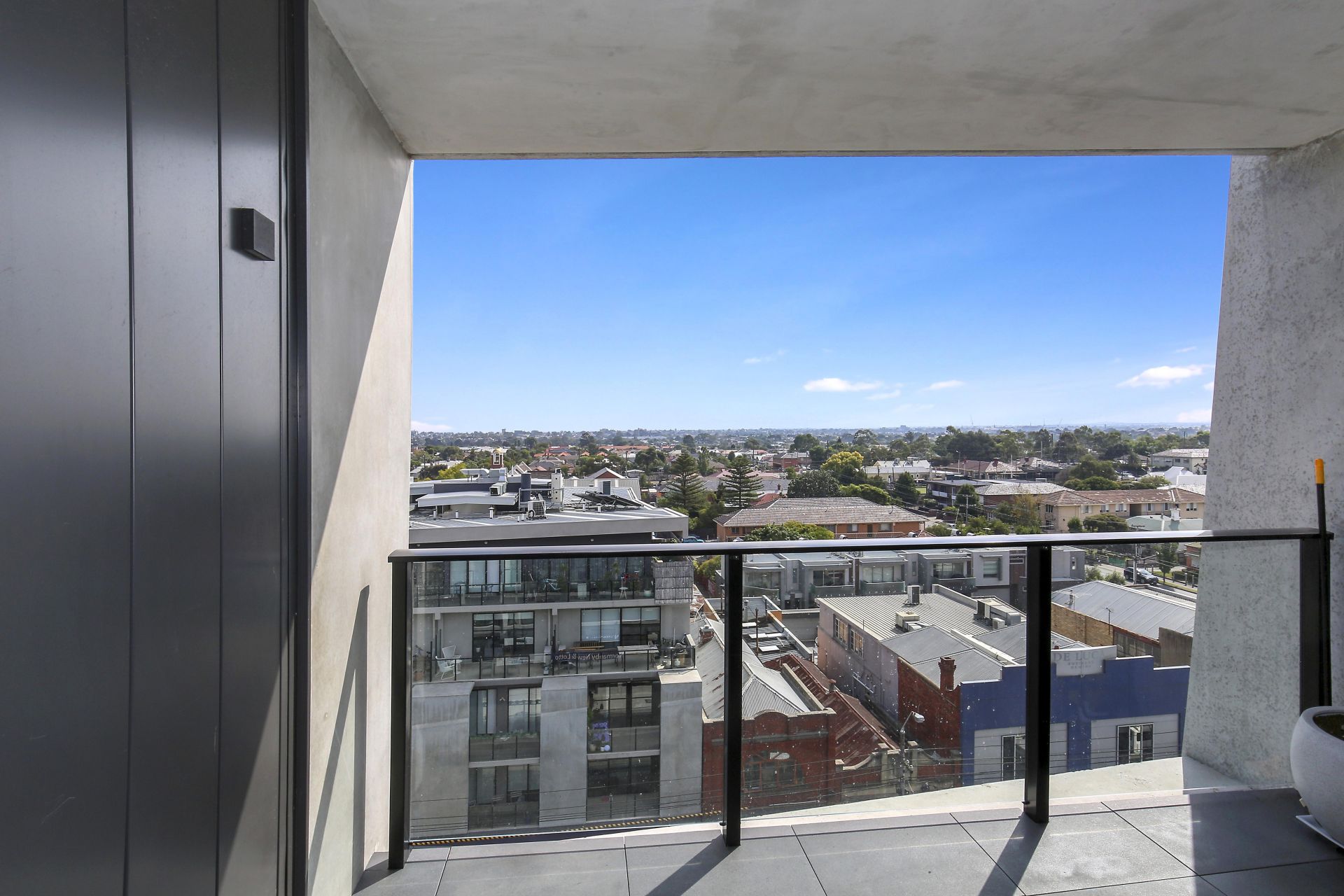 Enviable Lifestyle with City Views!!!