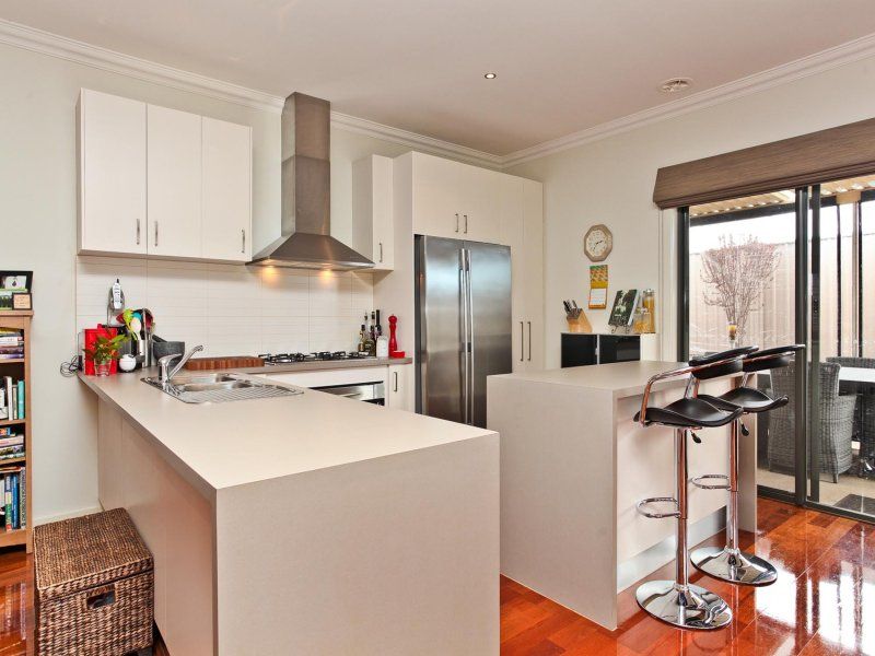 77 Oakview Parade, Caroline Springs - Thumbnail 3