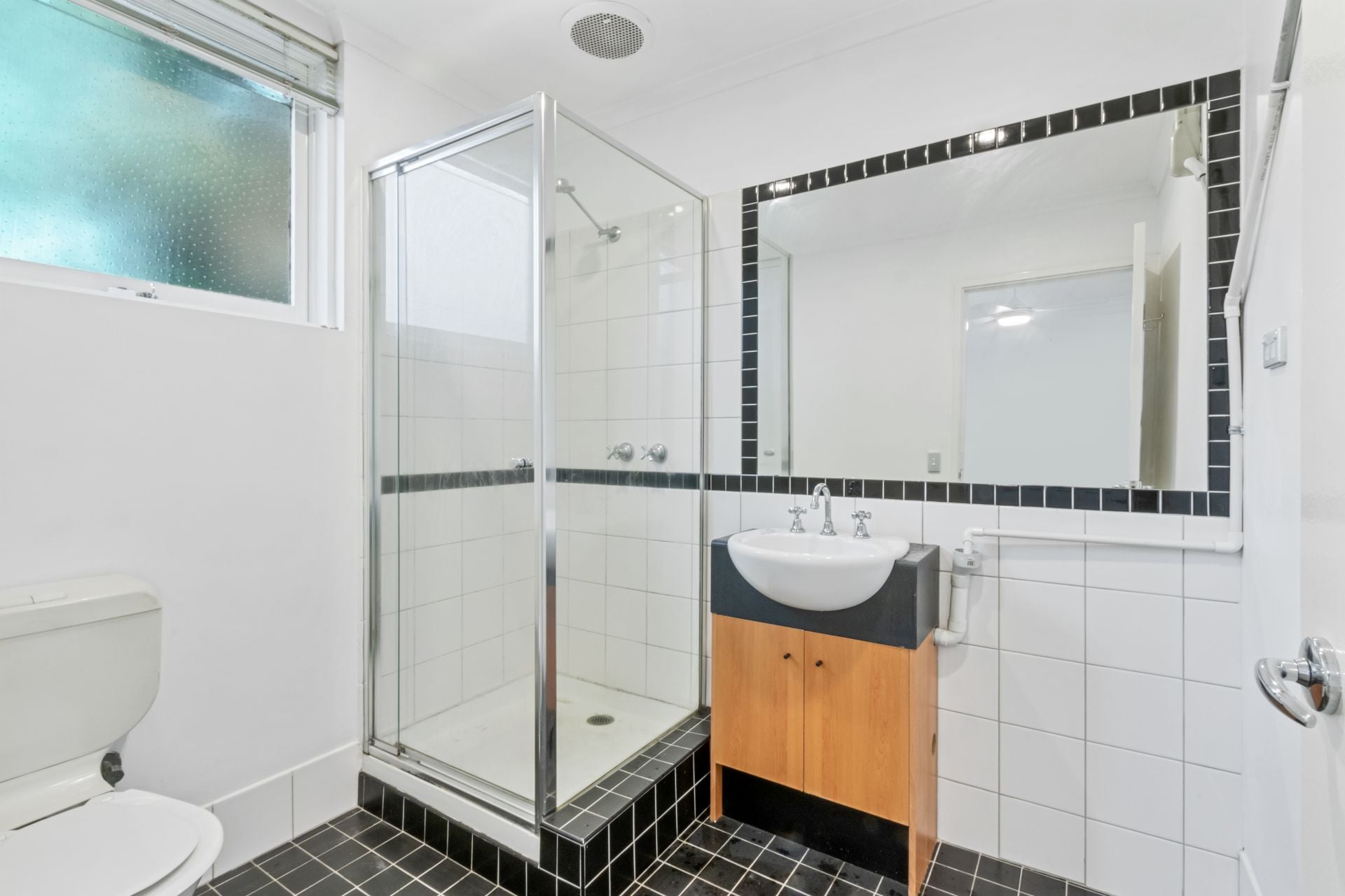 Secure Modern Apartment moments from Pender's Park