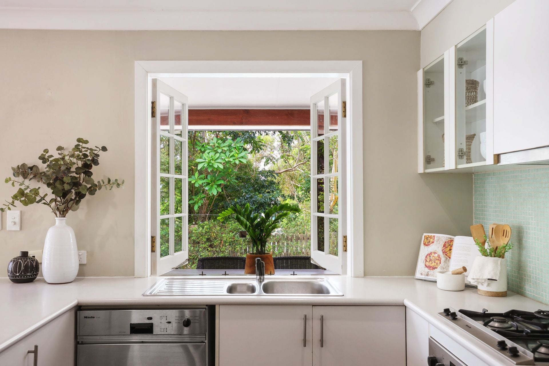 8 Cooper Parade Southport QLD, Southport - Thumbnail 6
