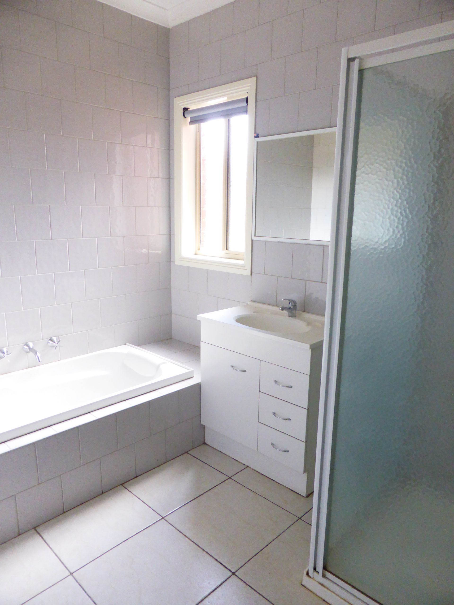 Immaculate 3 bedroom unit for filling all your desires!