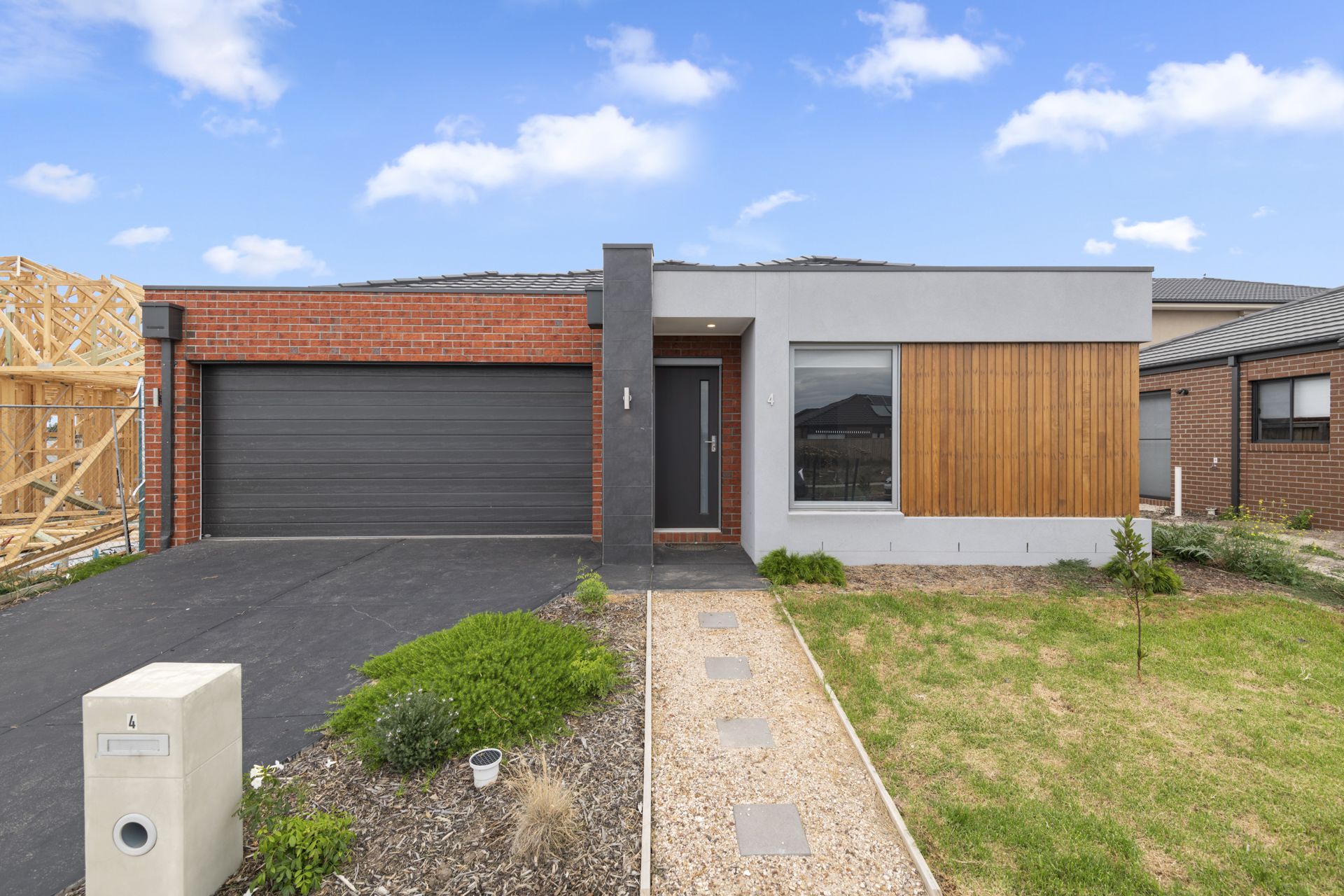 WALKING DISTANCE TO AURORA VILLAGE & HARVEST HOME PRIMARY SCHOOL