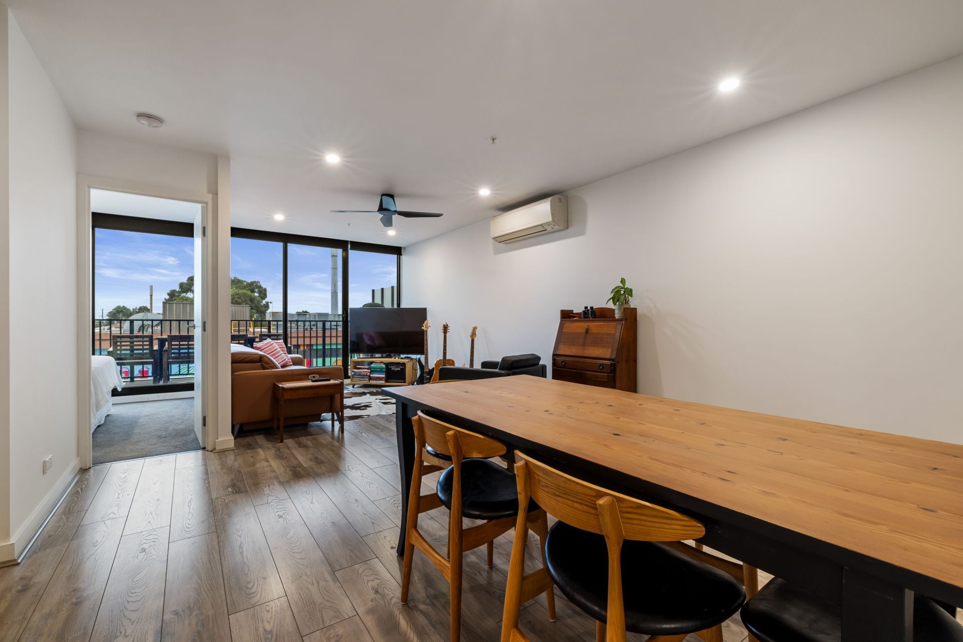 Spacious Bright 2 Bedroom Apartment