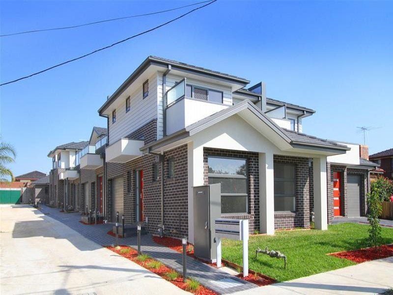 Immaculate Townhouse South of Bell Street!