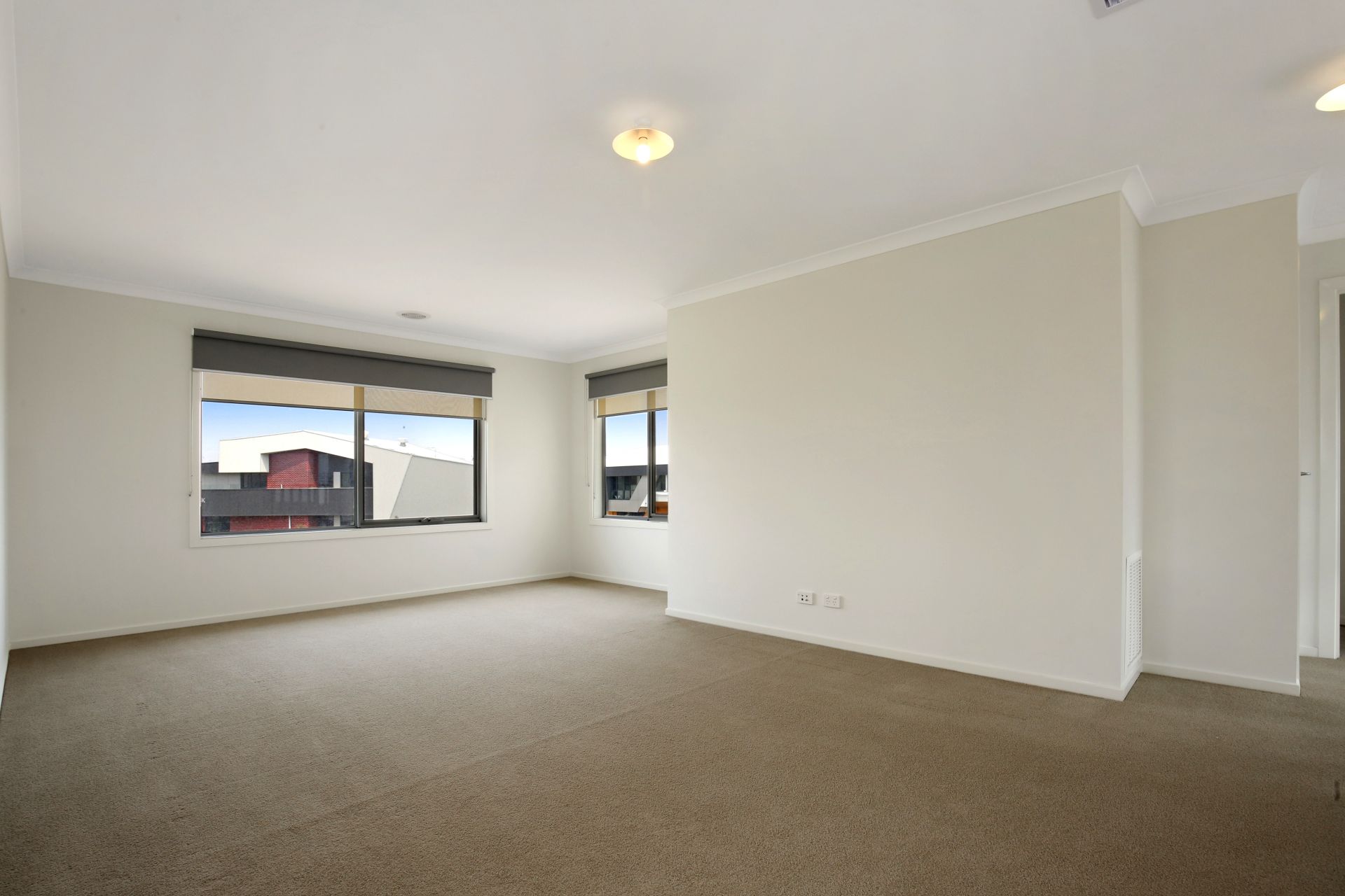 MODERN TOWNHOUSE WELL LOCATED