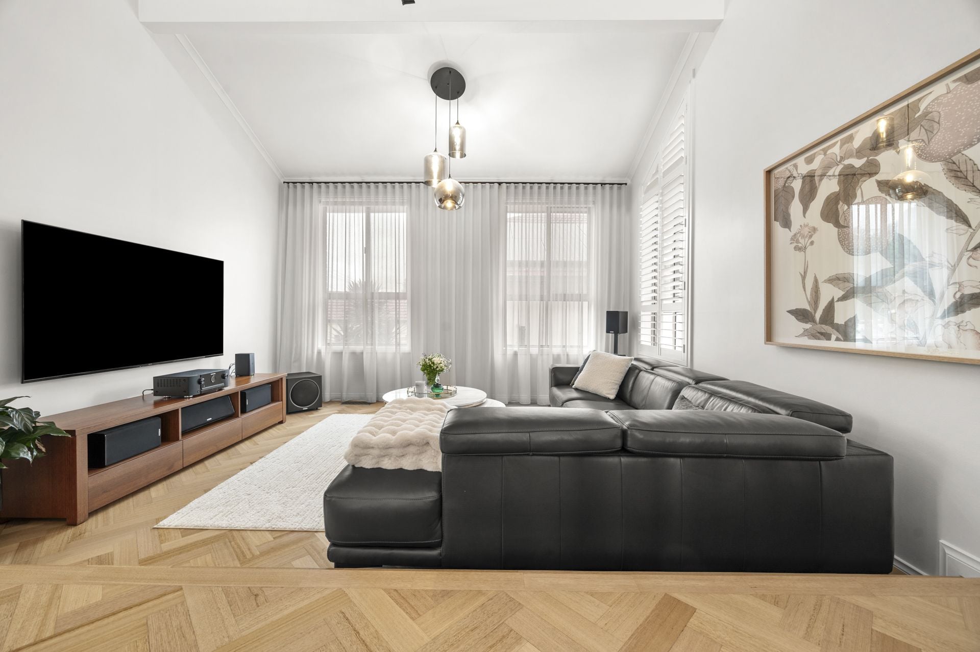 Luxury Living: Complete Salon Set-Up Included!