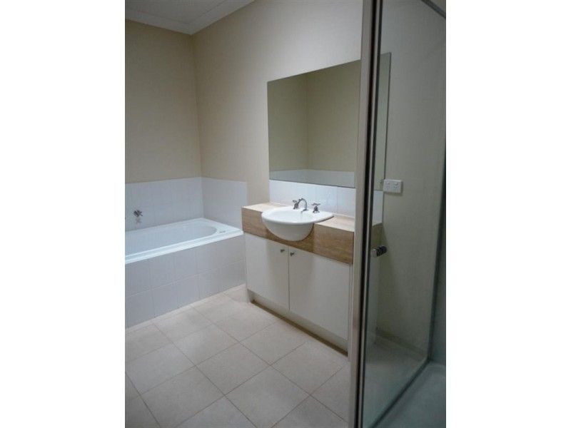 MODERN 3 BEDROOM HOME IN AURORA ESTATE..