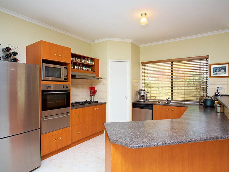 18 Emerald Court, Caroline Springs - Thumbnail 3