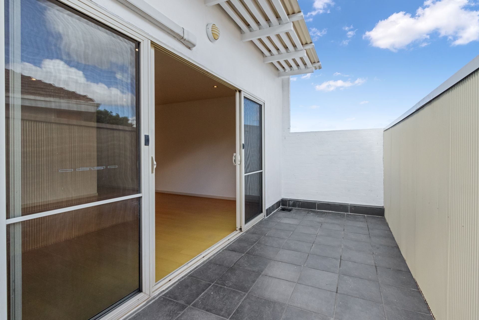 MODERN APARTMENT IN IDEAL LOCATION!