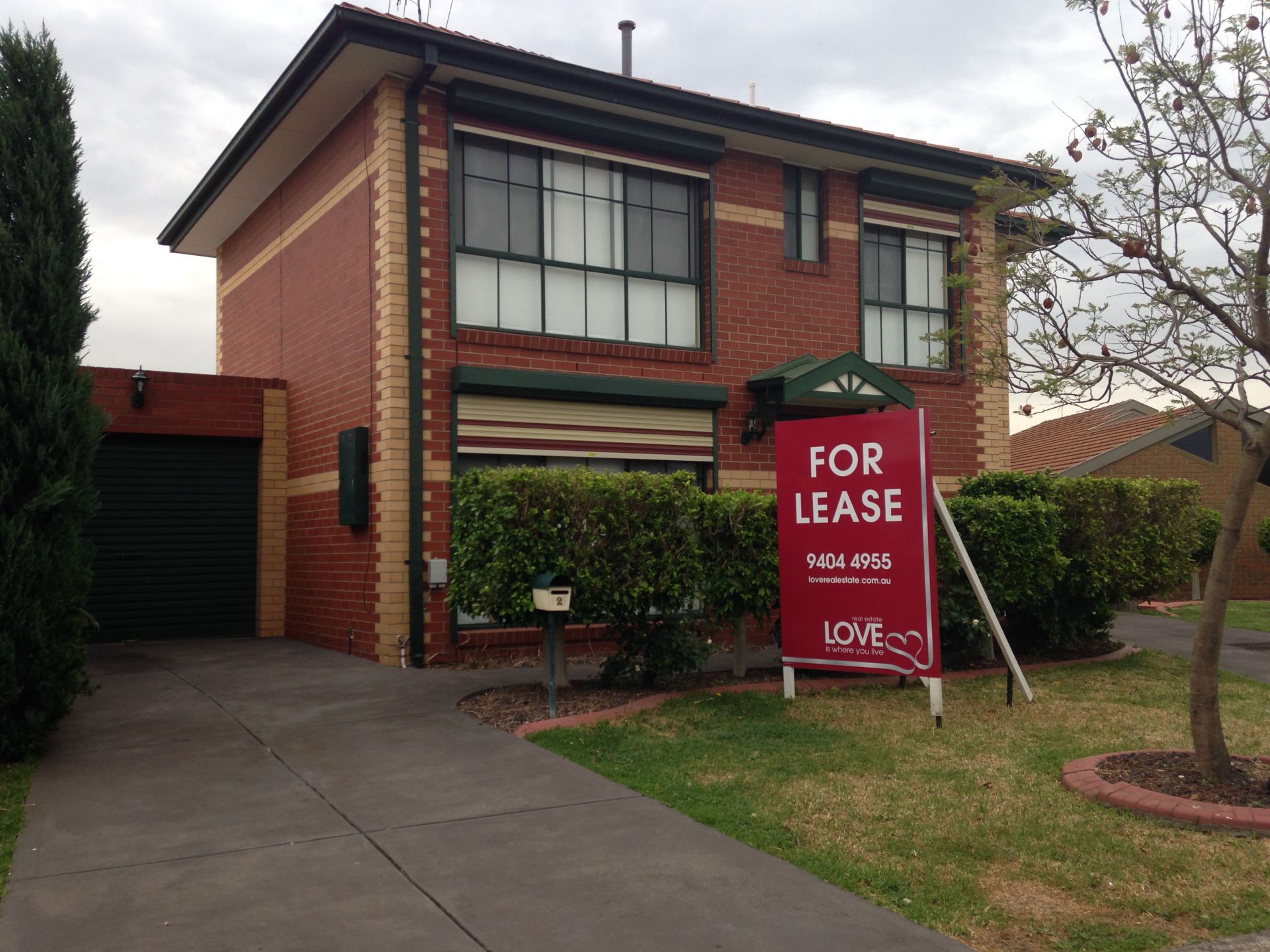 WELL MAINTAINED MODERN HOME!