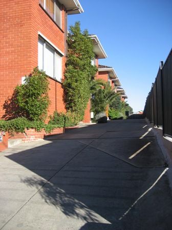 Two Bedroom Apartment in Quiet Street!