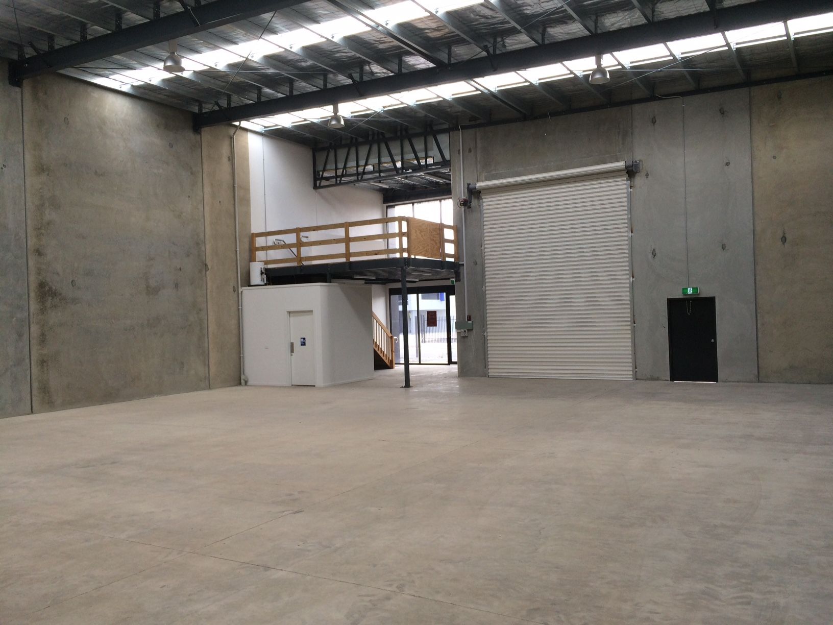 BRAND NEW LIGHT AND BRIGHT 375SQM OFFICE/WAREHOUSE