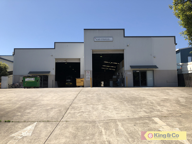 VERSATILE FREESTANDER – CAN BE SPLIT!