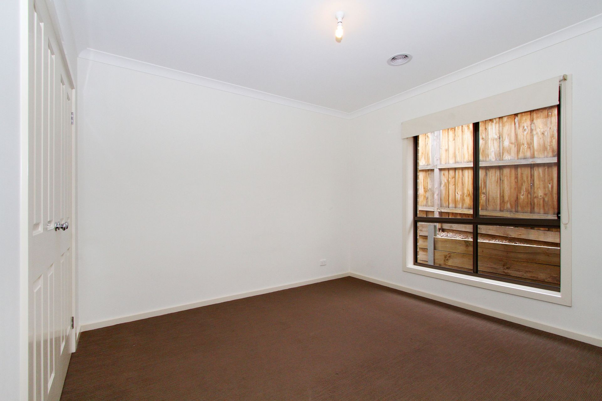 WALKING DISTANCE TO HAZEL GLEN COLLEGE!!!