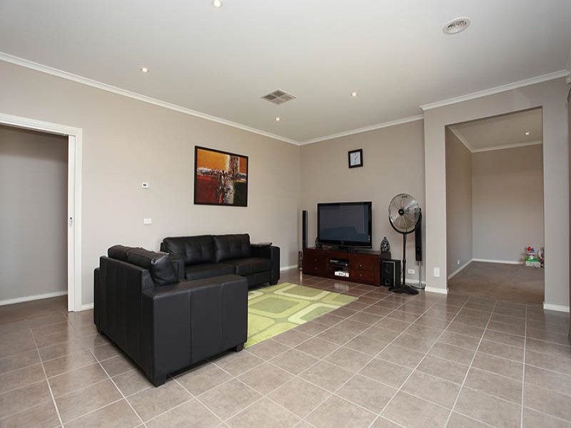 1 Hascombe Drive, Caroline Springs - Thumbnail 5