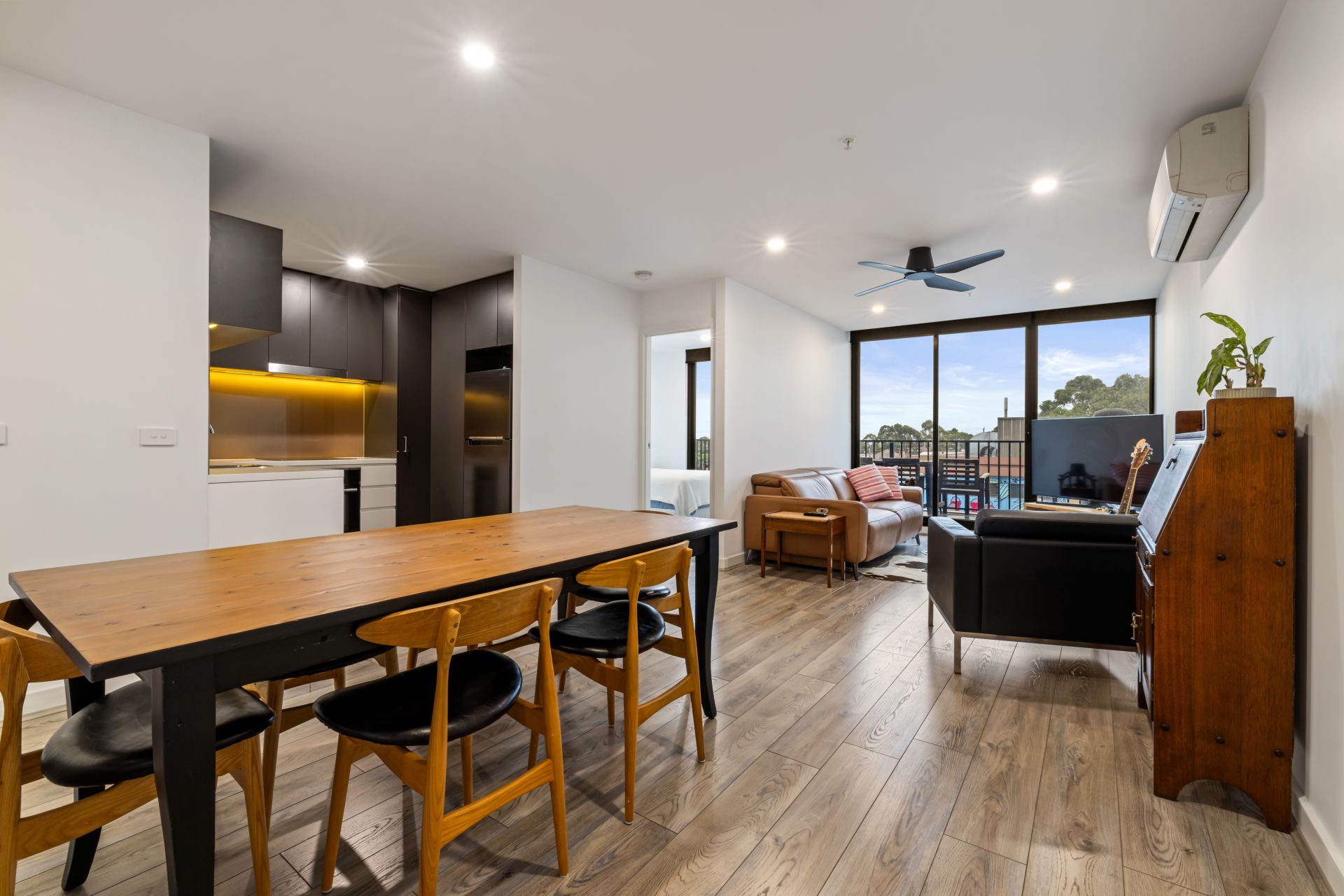Spacious Bright 2 Bedroom Apartment