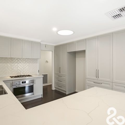 **Executive Family Luxury Living in Ivanhoe**