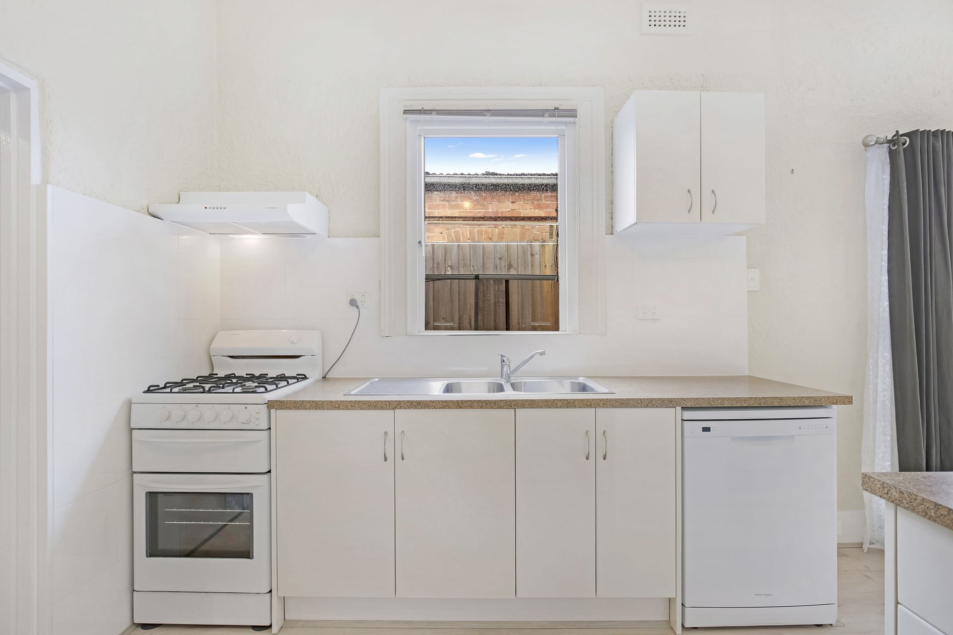 CLASSIC BRICK TERRACE IN GREAT LOCATION