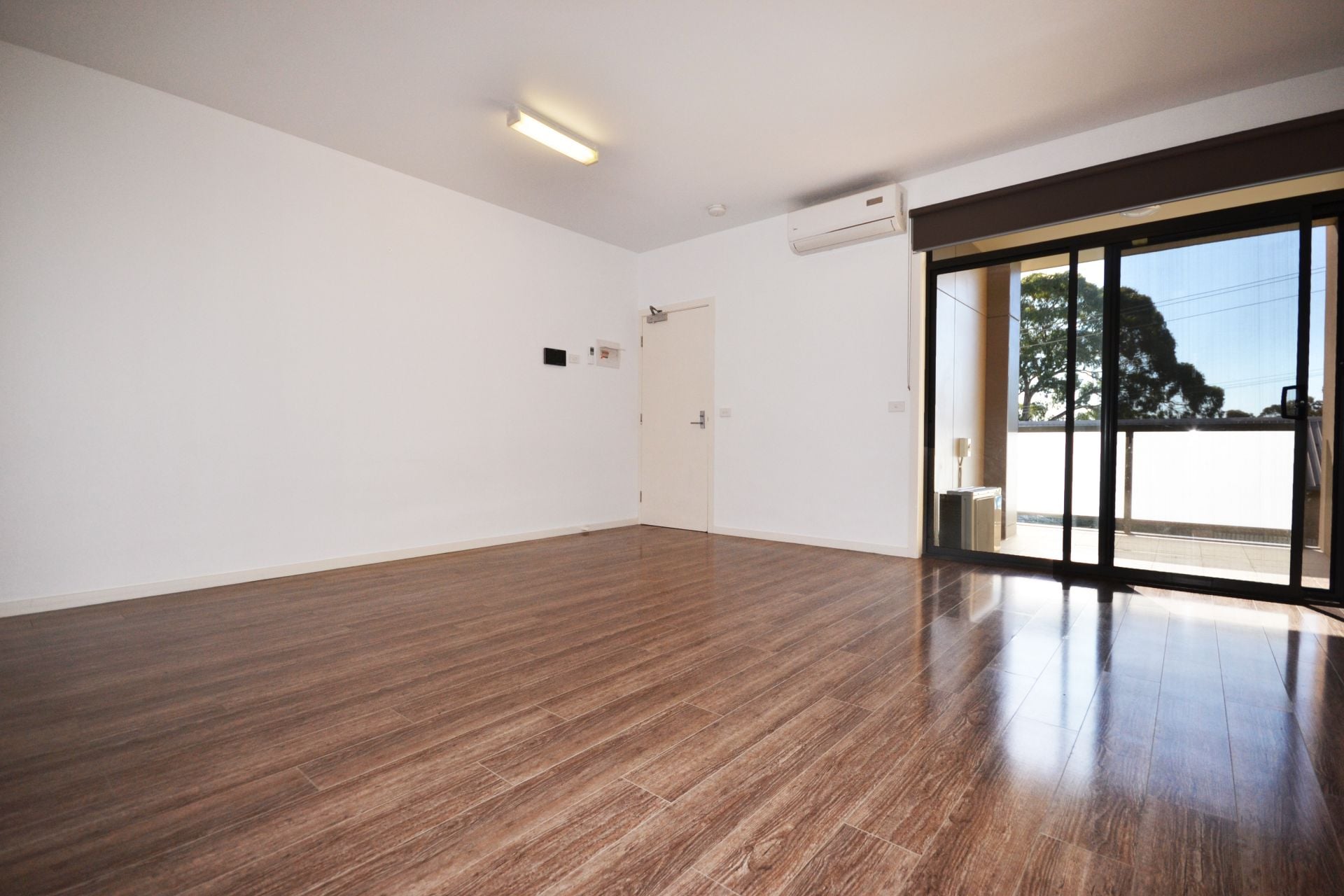 GREAT LOCATION - COLES, TRAM & BUS AT FRONT DOORSTEP!