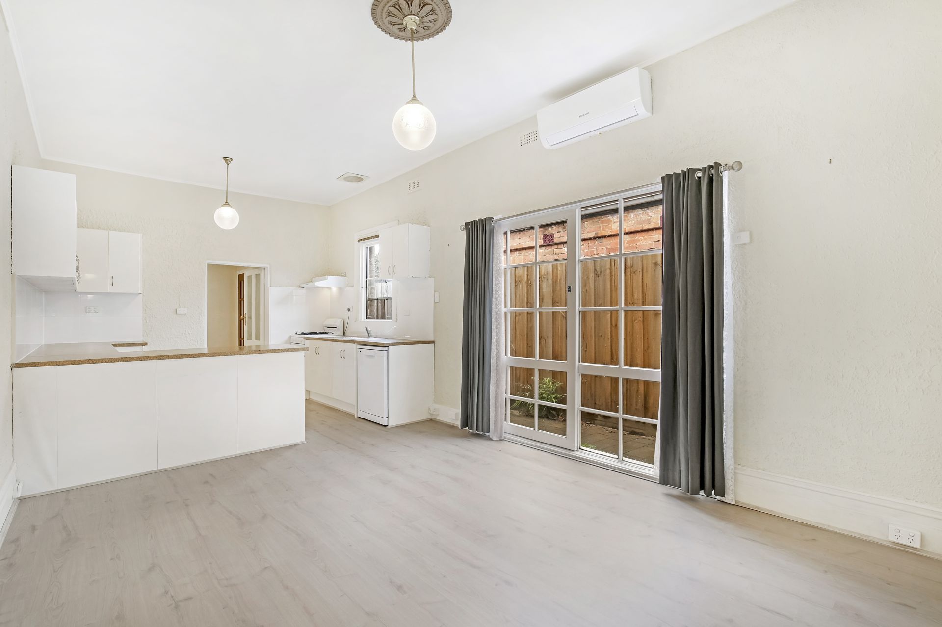 CLASSIC BRICK TERRACE IN GREAT LOCATION