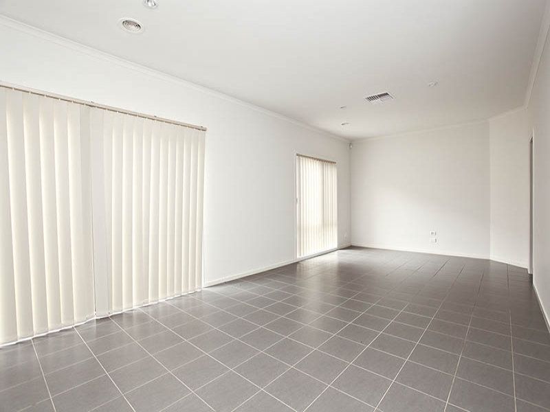 27 Aberfeldie Way, Caroline Springs - Thumbnail 5
