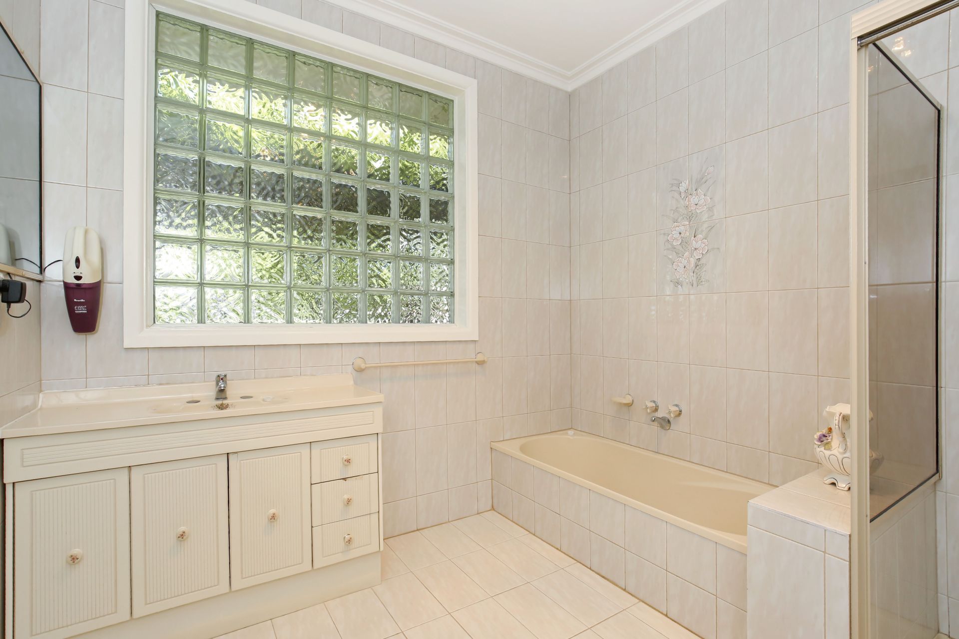 PICTURE PERFECT !!!  ***GARDENER INCLUDED***