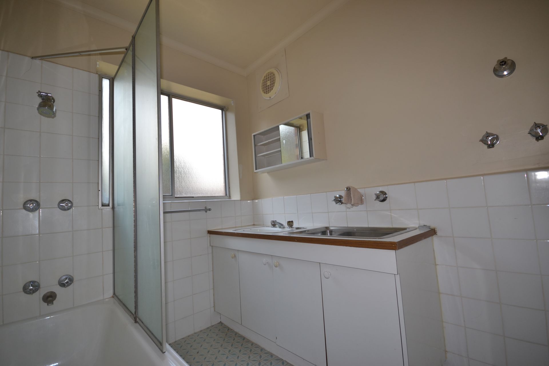 SPACE LIGHT AND COMFORABLE LIVING IN A SUPERB LOCATION