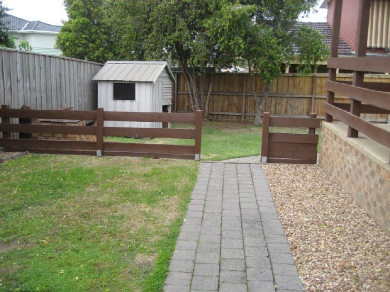 A SHORT WALK AWAY FROM TRANSPORT, SHOPS & MORE!