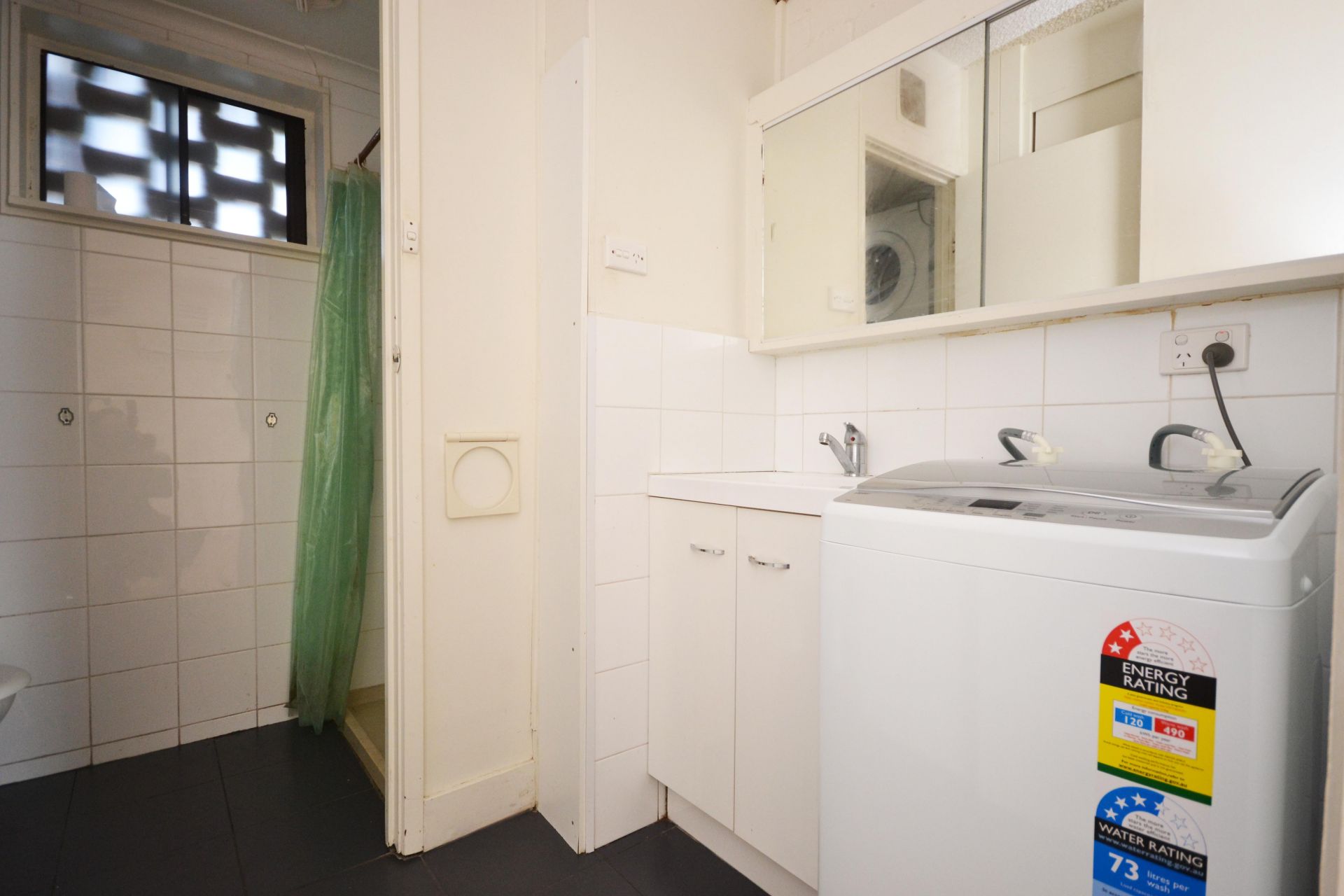 FULLY RENOVATED STUDIO - GREAT LOCATION!