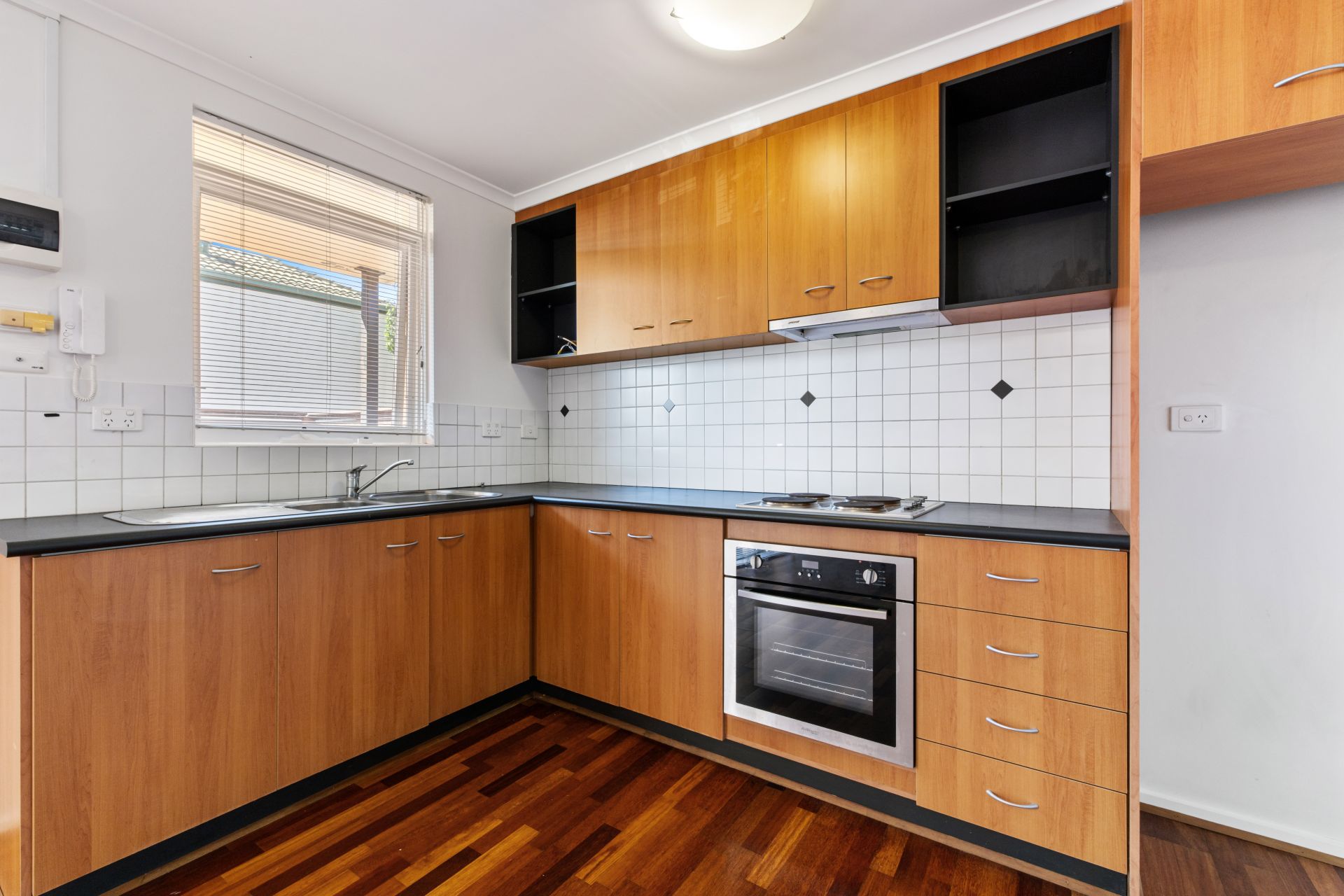 One Bedroom Apartment with Two Courtyards!